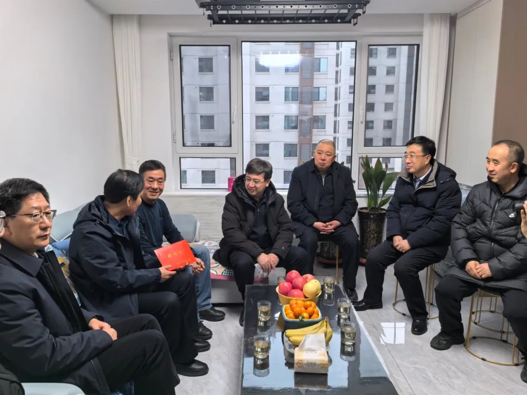全国总工会领导慰问全国劳动模范西北轴承离退休职工唐光武 全国总工会领导慰问全国劳动模范西北轴承离退休职工唐光武