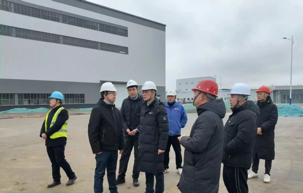 哈电电机领导慰问基建现场加班人员 哈电电机领导慰问基建现场加班人员
