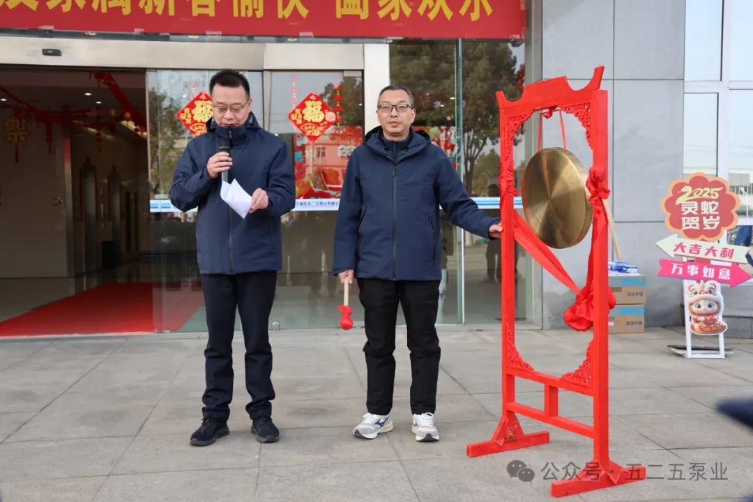 图为:泵业公司总经理、党委副书记梁晨阳(左)、党委书记、副总经理危涛(右)宣布开工活动正式开始 图为:泵业公司总经理、党委副书记梁晨阳(左)、党委书记、副总经理危涛(右)宣布开工活动正式开始