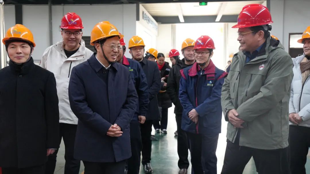 ▲李衛縣長參觀公司生產車間