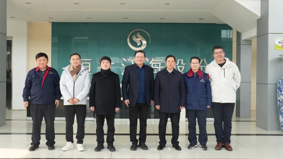 ▲朱慶龍董事長與李衛縣長合影