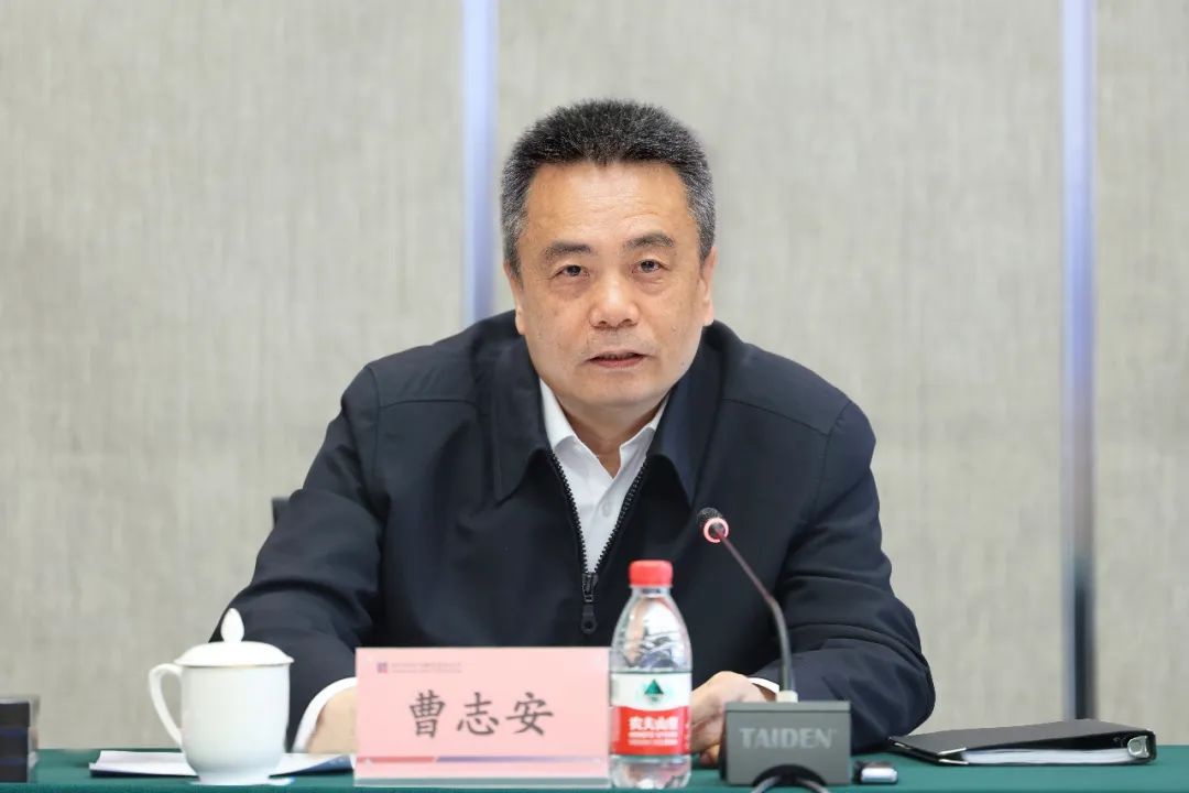 哈电集团董事长、党委书记曹志安作讲话。 哈电集团董事长、党委书记曹志安作讲话。