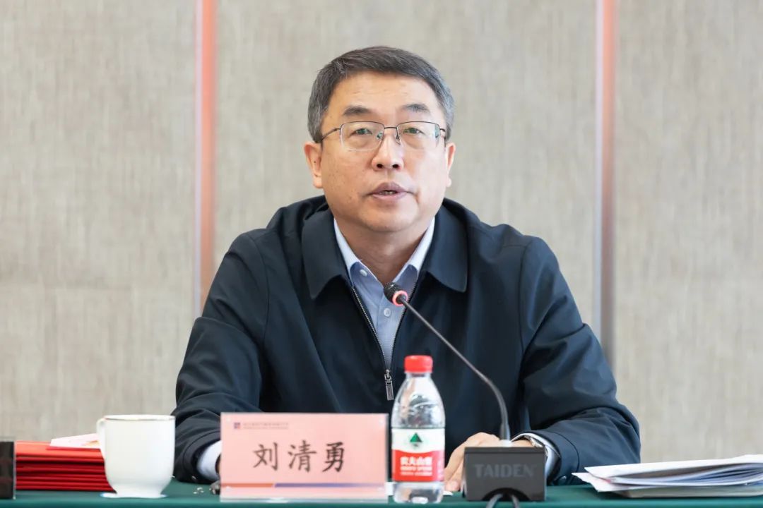 哈电集团党委常委、副总经理刘清勇主持会议。 哈电集团党委常委、副总经理刘清勇主持会议。