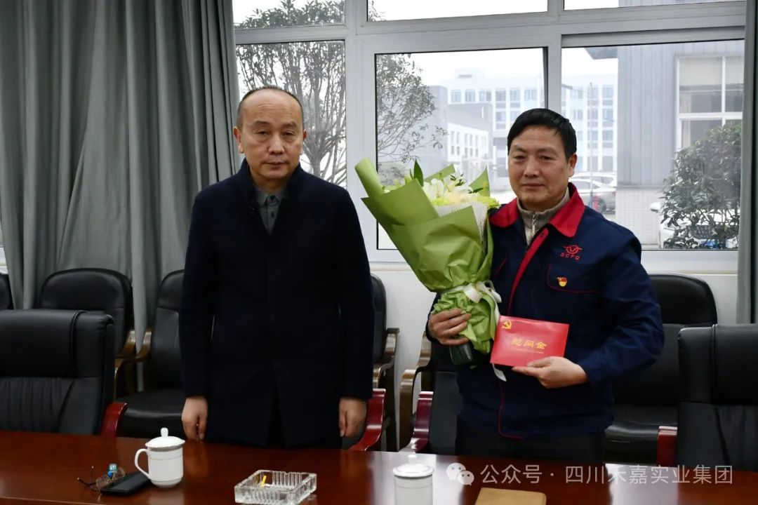李善鴻書記與科技帶頭人朱永平合影