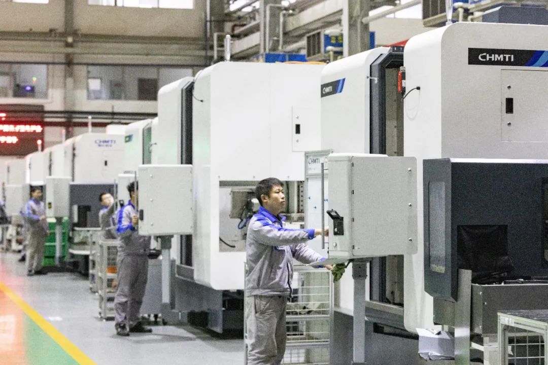產品中心磨齒機員工全力以赴趕制產品