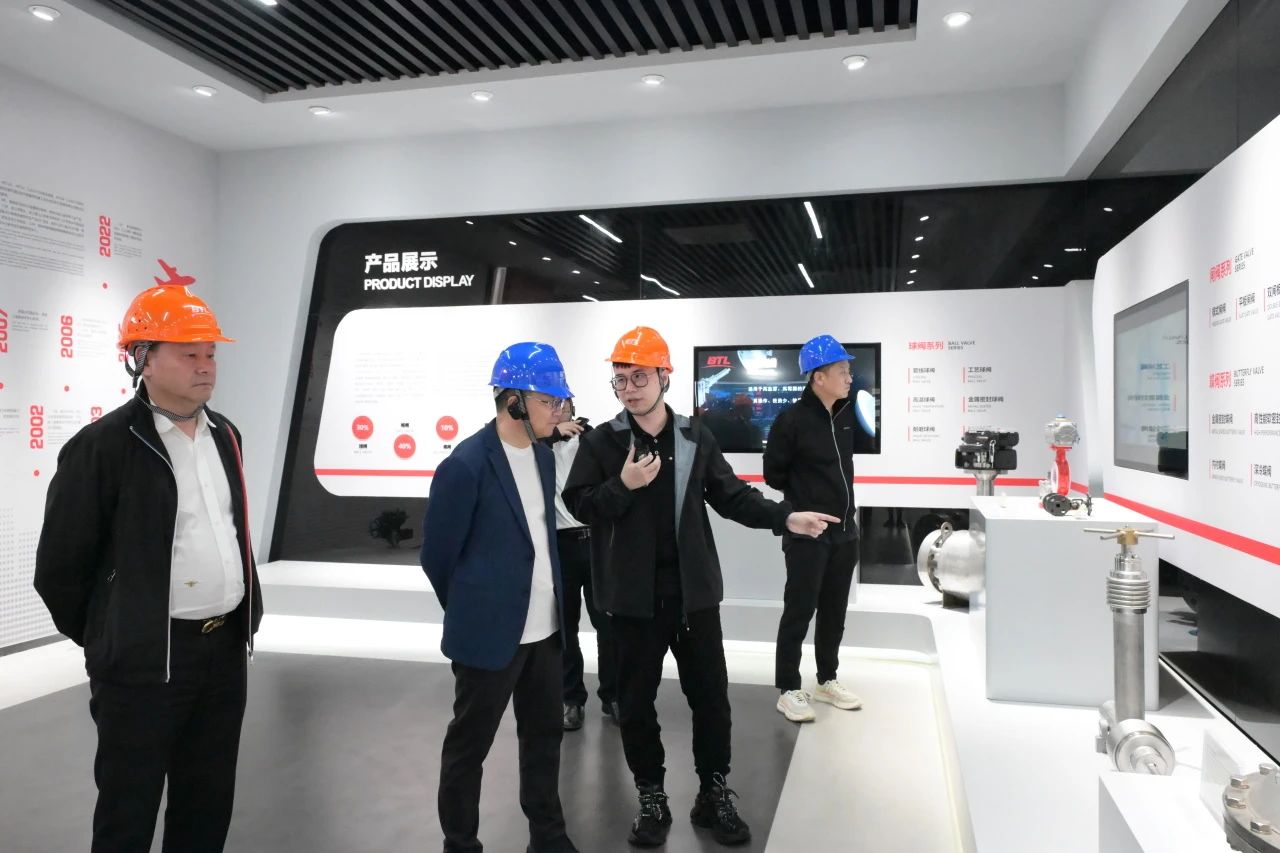 参观数智展厅、智能车间 参观数智展厅、智能车间