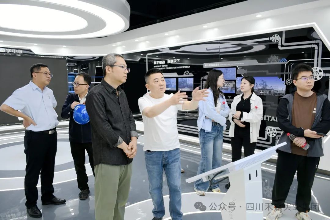 樊总向杨阳教授介绍数字中心 樊总向杨阳教授介绍数字中心