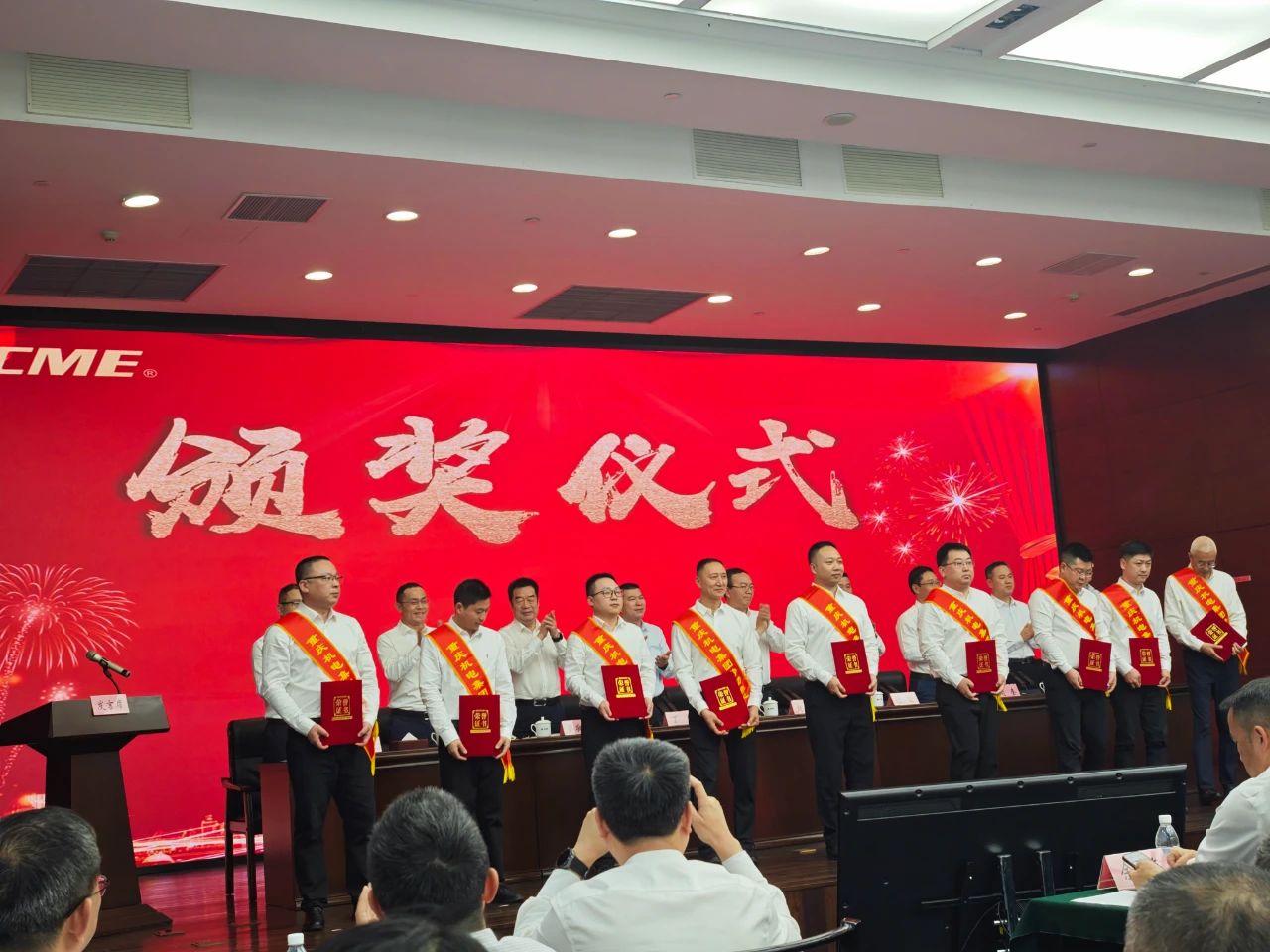 公司技术中心陈小金同志(左一)荣获机电集团“劳动模范”称号 公司技术中心陈小金同志(左一)荣获机电集团“劳动模范”称号