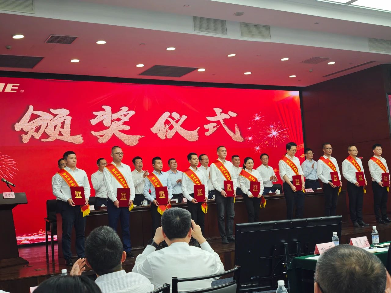 品质部李巧同志(左三)荣获机电集团“先进工作者”称号 品质部李巧同志(左三)荣获机电集团“先进工作者”称号