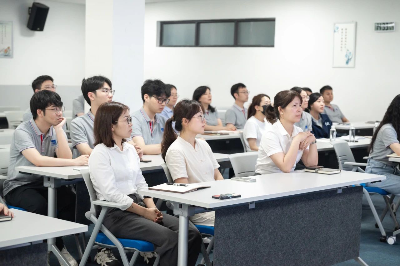 嘉利特荏原泵业公司举办商务礼仪培训 提升职场软实力 嘉利特荏原泵业公司举办商务礼仪培训 提升职场软实力