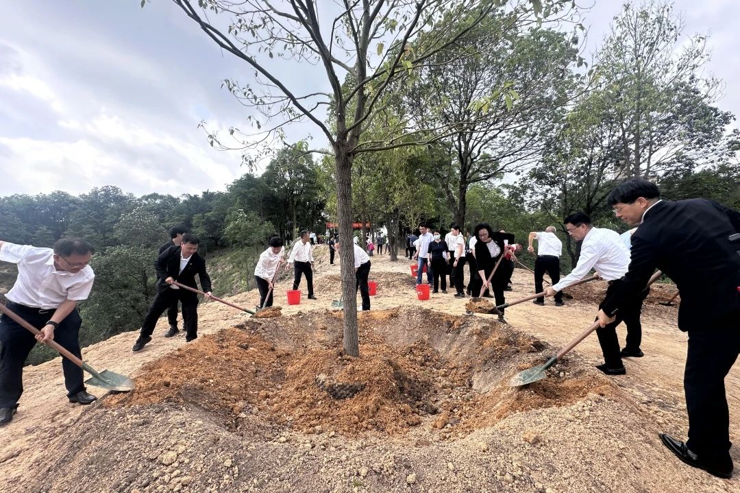 昕恒泵业两代企业家应邀参加广州民企“同心林”植树活动 昕恒泵业两代企业家应邀参加广州民企“同心林”植树活动