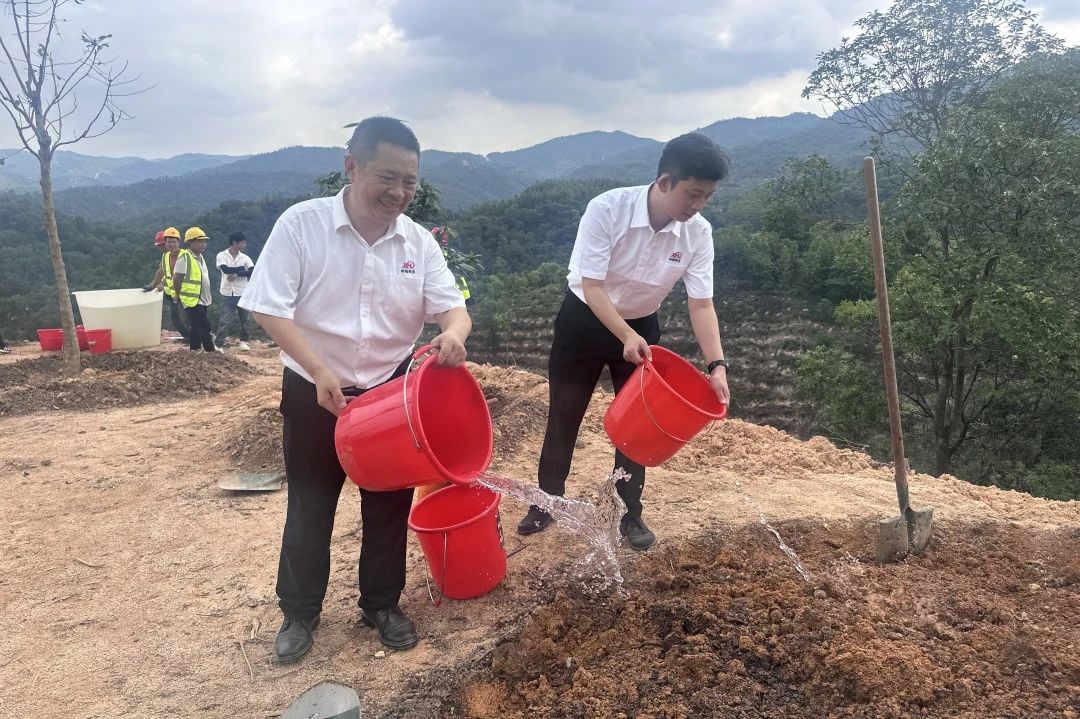 昕恒泵业两代企业家应邀参加广州民企“同心林”植树活动 昕恒泵业两代企业家应邀参加广州民企“同心林”植树活动