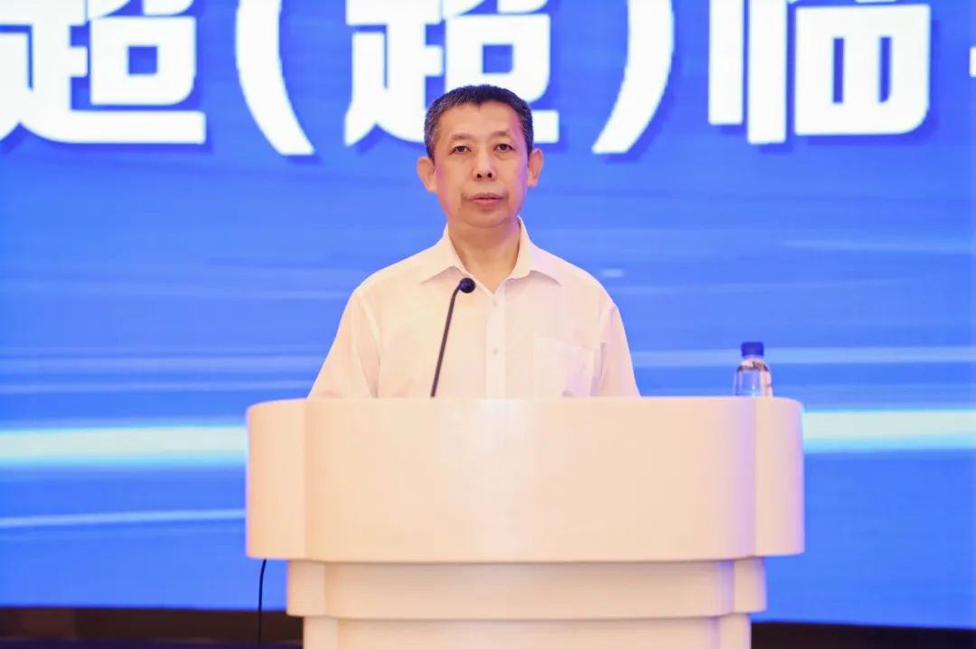 哈电阀门党委书记、董事长谢敬东主持会议。 哈电阀门党委书记、董事长谢敬东主持会议。
