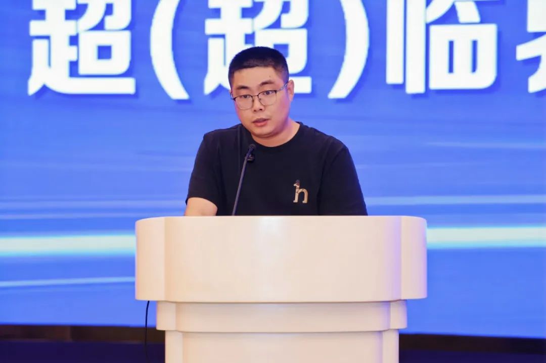 江苏华电句容发电有限公司设备部党支部书记尤钟亮代表句容、彬长、长兴等3家单位分享超(超)临界火电机组关键阀门工程应用实践经验和成果。 江苏华电句容发电有限公司设备部党支部书记尤钟亮代表句容、彬长、长兴等3家单位分享超(超)临界火电机组关键阀门工程应用实践经验和成果。