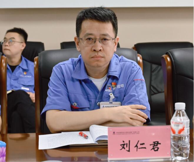 总经理、党委副书记刘仁君作工作报告。 总经理、党委副书记刘仁君作工作报告。