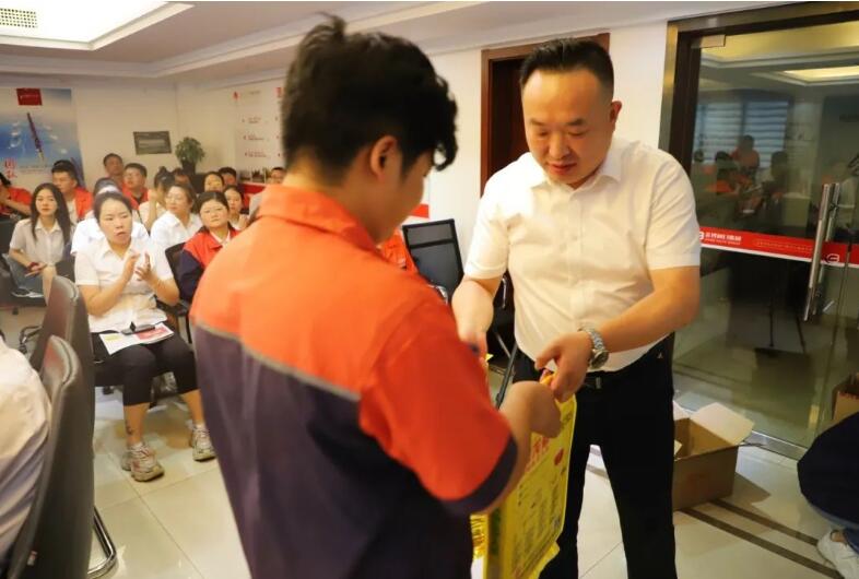 表彰先进,激励前行 表彰先进,激励前行