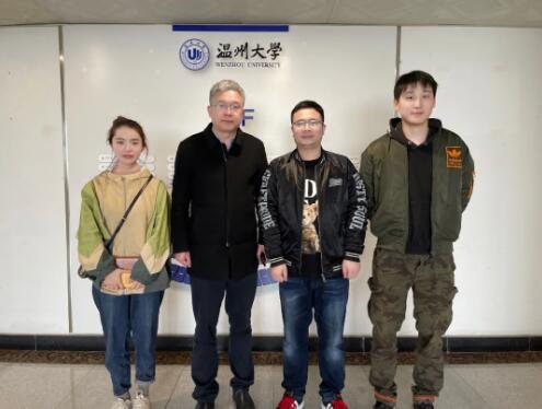 左二:温州大学研究生院副院长、温州市激光行业协会秘书长冯爱新 左二:温州大学研究生院副院长、温州市激光行业协会秘书长冯爱新