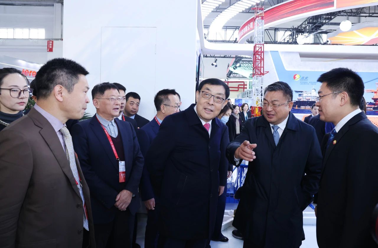第十二届全国政协副主席马培华(右三)、中国石油和石油化工设备工业协会会长刘宏斌(右二)在振威国际会展集团董事长张学山(左一)陪同下参观cippe2024 第十二届全国政协副主席马培华(右三)、中国石油和石油化工设备工业协会会长刘宏斌(右二)在振威国际会展集团董事长张学山(左一)陪同下参观cippe2024