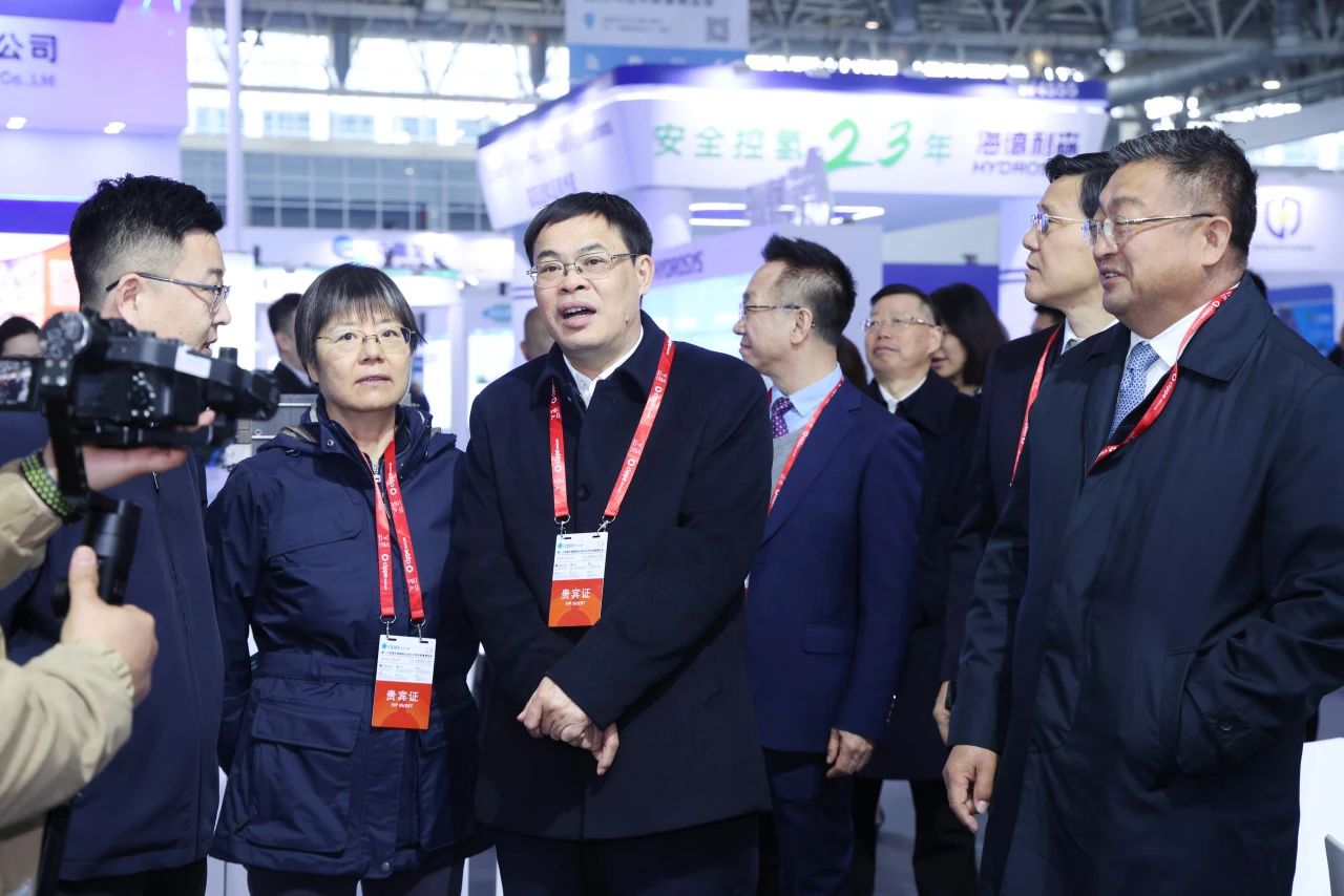 中国石油化工集团有限公司党组成员、副总经理、股份公司高级副总裁李永林(左三)参观cippe2024 中国石油化工集团有限公司党组成员、副总经理、股份公司高级副总裁李永林(左三)参观cippe2024